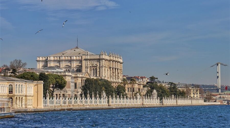 Dolmabahce Palace and Bezm-i Alem Mosque Tour(Half Day)