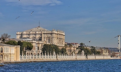 Dolmabahce Palace and Bezm-i Alem Mosque Tour(Half Day)