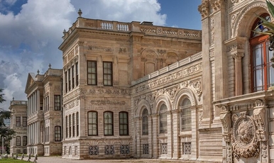 Dolmabahce Palace and Bezm-i Alem Mosque Tour(Half Day)